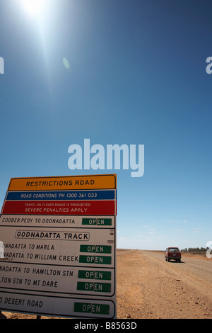 Signe de la route près de Coober Pedy Oodnadatta track Australie Australie du Sud Banque D'Images