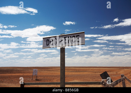 Inscrivez-Dog Fence Oodnadatta track le Sud de l'Australie près de Coober Pedy Banque D'Images