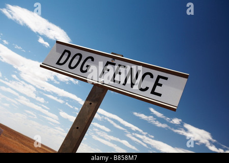 Inscrivez-Dog Fence Oodnadatta track le Sud de l'Australie près de Coober Pedy Banque D'Images