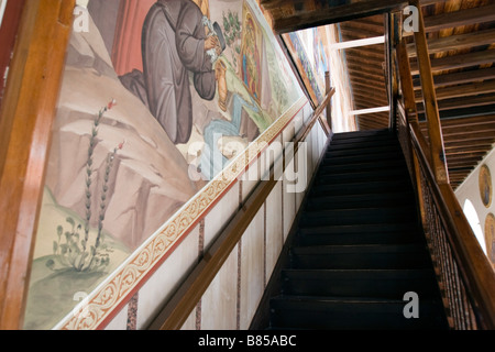 Escalier de la galerie supérieure du monastère de Kykkos richement décorée de peintures murales et de mosaïques, les montagnes de Troodos, Chypre du Sud Banque D'Images