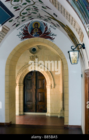 La porte en bois d'intérieur et décoration galerie réfectoire et les murales de monastère de Kykkos, Troodos, Chypre du Sud Banque D'Images
