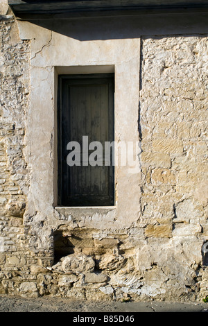 La porte de la chambre très haut à partir du niveau du sol à Omodhos village, montagnes Troodos, Chypre du Sud Banque D'Images