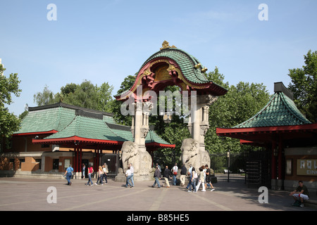 Berlin Elefantentor Elephant Gate Budapester Strasse Street Str Banque D'Images