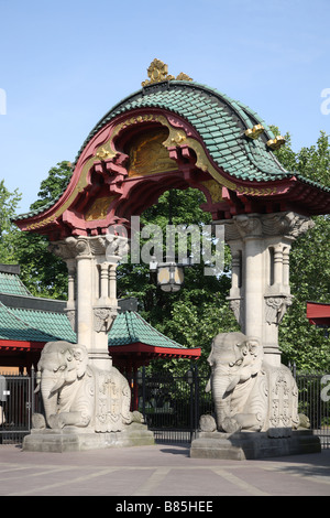 Berlin Elefantentor Elephant Gate Budapester Strasse Street Str Banque D'Images