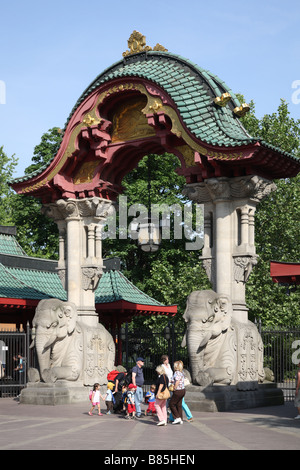 Berlin Elefantentor Elephant Gate Budapester Strasse Street Str Banque D'Images