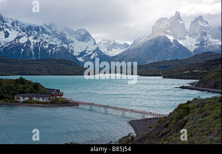 Vue de l'Hosteria Pehoe et "cornes" dans la région de Torres del Paine, Chili Banque D'Images