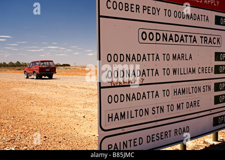 Signe de la route près de Coober Pedy Oodnadatta track Australie Australie du Sud Banque D'Images