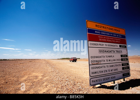 Signe de la route près de Coober Pedy Oodnadatta track Australie Australie du Sud Banque D'Images