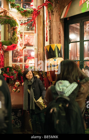 Les touristes asiatiques, le restaurant décoré dans la nuit, le temps de Noël, Strasbourg, Alsace, France Banque D'Images