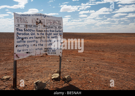 Inscrivez-Dog Fence Oodnadatta track le Sud de l'Australie près de Coober Pedy Banque D'Images