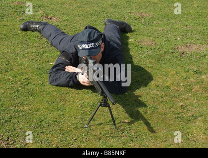 Police sniper avec précision 762 Fusil AWP International en position couchée Banque D'Images