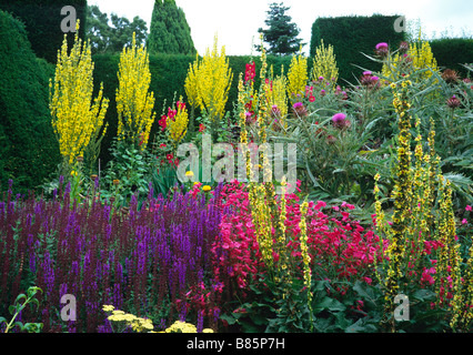 L'été à fleurs colorées plantes frontière à Great Dixter Banque D'Images