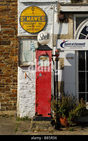 Curiosité vieille pompe à essence, St Mawes, Cornwall, UK Banque D'Images