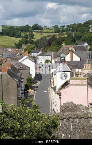 Rue en ville de Laugharne vu de château à Laugharne Carmarthenshire Galles du Sud Banque D'Images
