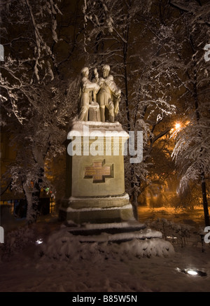 Pologne Cracovie Planty park absent dans la vieille ville Monument de la reine Jadwiga et Roi Jagellon Banque D'Images