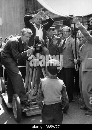 Carol Reed Carol Reed Carol Reed, Jonathan Ashmore sur l'ensemble d'un Kid for Two Farthings (1955) UK Tournage du film 'L'enfant et la licorne" Banque D'Images