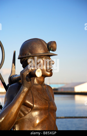 Sculpture en bronze de Pit au Port de la baie de Cardiff South Glamorgan South Wales UK Banque D'Images