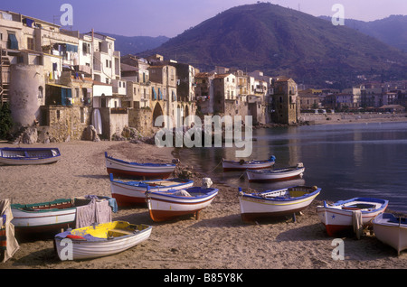 Port de pêche et la vieille ville de Cefalù, sur la côte sicilienne du nord Banque D'Images