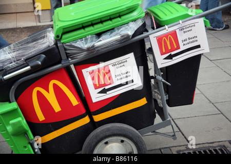 Le nettoyage de la litière McDonalds panier, Londres Banque D'Images