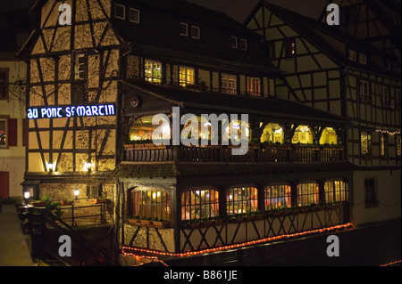 Maison à colombages avec restaurant de nuit, La Petite France, Strasbourg, Alsace, France Banque D'Images