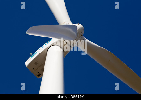 Vue rapprochée d'une éolienne installée au Nicaragua par Suzlon Energy de l'Inde. Banque D'Images