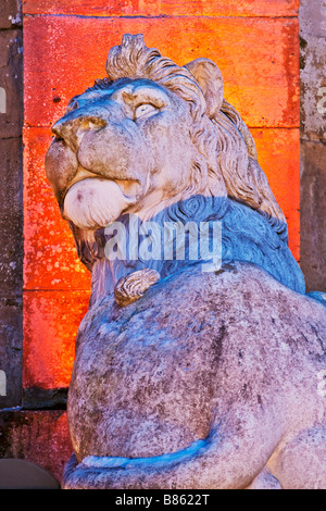 Lion à la base de la colonne de locataires dans la ville de Northumbrian Alnwick, Northumberland, Angleterre Banque D'Images