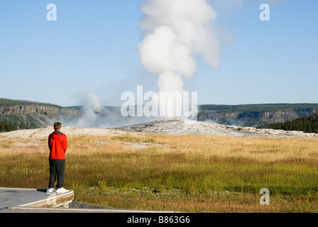 L'observation touristique aussi vieux Fathful geyser éclate dans le Parc National de Yellowstone Banque D'Images