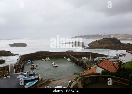 24 janvier 2009 tempête KLaus dans le vieux port de Biarritz Pays Basque France Banque D'Images