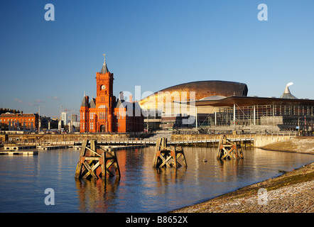 Le bâtiment de l'Assemblée galloise le Senedd le Pierhead Building et du Millenium Centre de Cardiff Bay South Wales UK Banque D'Images