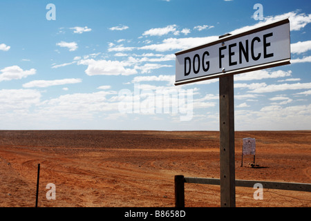 Inscrivez-Dog Fence Oodnadatta track le Sud de l'Australie près de Coober Pedy Banque D'Images