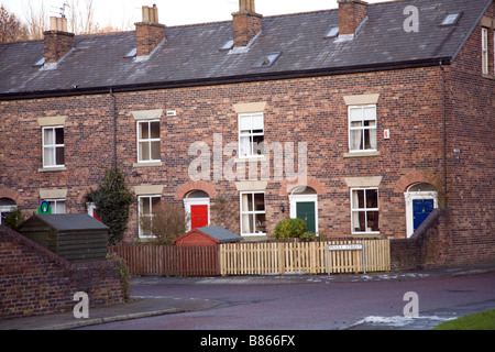 Maisons mitoyennes dans le village de Summerseat, Lancashire, Angleterre Banque D'Images