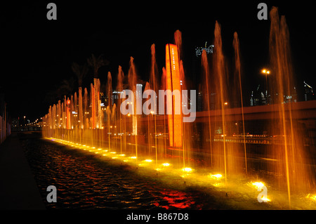 Fontaines illuminées en dehors de la Dubaï Mall Banque D'Images