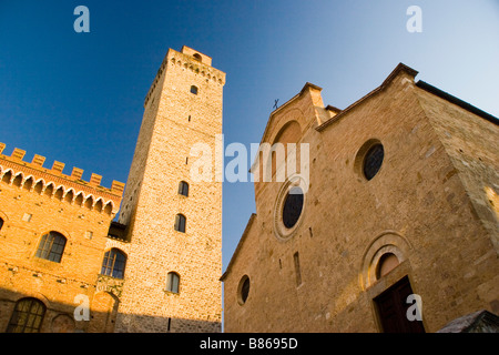 A la fin de l'avis d'un jour le fameux tours de la ville médiévale de San Gimignano en Toscane Italie. Banque D'Images