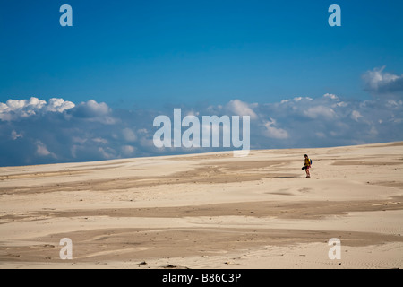 Femme marche dans les dunes de Wydma Czolpinska Parc national Slowinski dune Pologne Banque D'Images