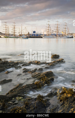 Tall Ships au lever du soleil à Falmouth avant course des grands voiliers en été 2008 de Flushing Banque D'Images