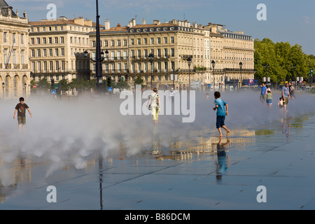 Miroir d'eau, Place de la Bourse, Bordeaux, Gironde, France Banque D'Images