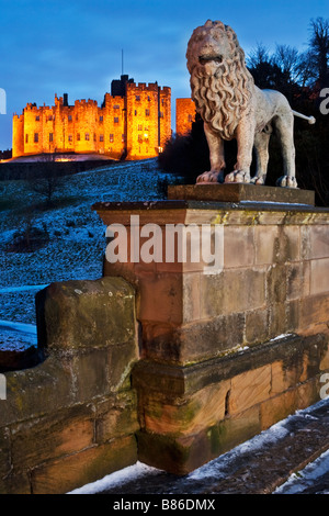 Lion sculpté sur un pont au-dessus de la rivière Aln menant à la ville de Alnwick, Northumberland, Angleterre Banque D'Images