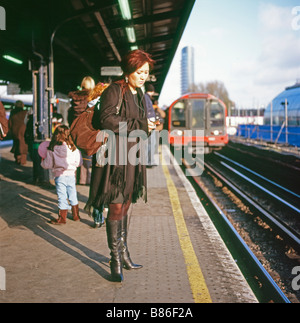 Les passagers qui attendent sur la plate-forme d'un train près de Stratford, Londres est le site du Parc olympique 2012, Angleterre KATHY DEWITT Banque D'Images