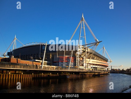 Millennium Stadium de Cardiff au Pays de Galles et la rivière Taff UK Banque D'Images