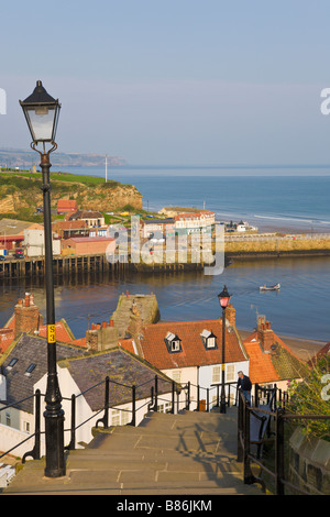 Étapes menant jusqu'au port, Whitby, North Yorkshire, Angleterre. Banque D'Images