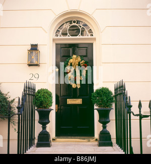 Une couronne de Noël accroché sur la porte d'une maison à Belgravia London England UK KATHY DEWITT Banque D'Images