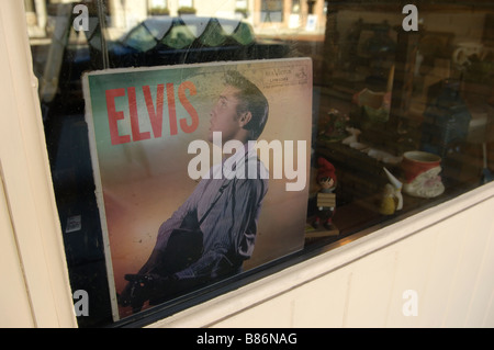 L'enregistrement d'Elvis Presley sur l'affichage dans la vitrine d'un magasin à Ionia Michigan USA Banque D'Images