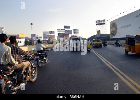 Le trafic sur une autoroute à Chennai (Madras) en Inde Banque D'Images