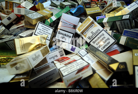 Une PILE DE PAQUETS DE CIGARETTES UK supprimés Banque D'Images