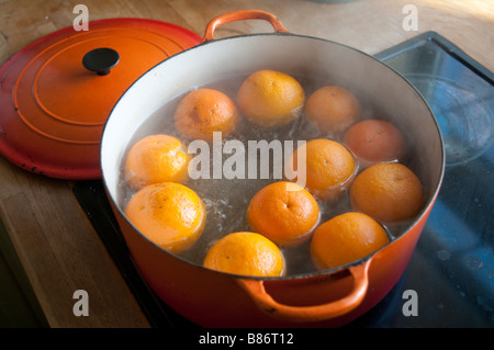 Marmelade d'oranges de Séville pour bouillante Banque D'Images