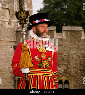 Garde Beefeater à la Tour de Londres UK Banque D'Images