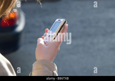 Femme parlant au téléphone Banque D'Images