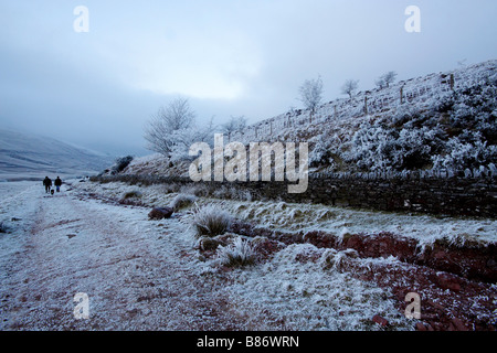 Personnes marchant frosty landscape près de Brecon Beacons Armes Histoire Powys Pays de Galles UK Banque D'Images