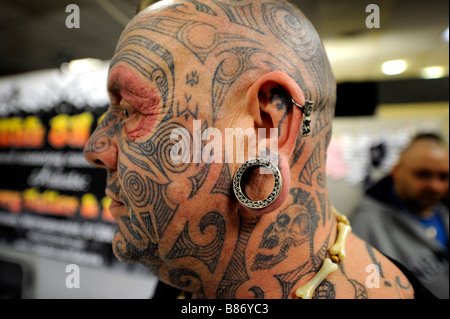 Un homme fortement tatoué à la Brighton Tattoo convention UK Banque D'Images