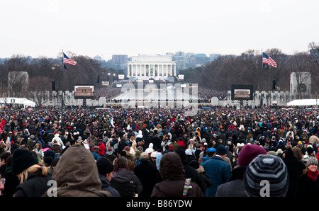 Des centaines de milliers foule le Lincoln Memorial pour un concert célébrant l'investiture de Barack Obama Banque D'Images